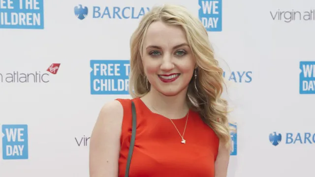 
                    Evanna Lynch, de 'Harry Potter', se casa em cerimônia modesta em Londres
                