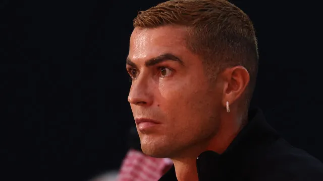 
                    Al-Nassr supera expulsão de Bento, CR7 'pistola' e vira jogo do Saudita
                