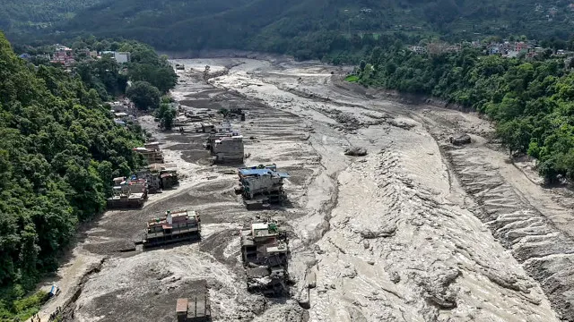 
                    Avalanche de lama causa pânico no Tibete e Nepal; centenas somem
                