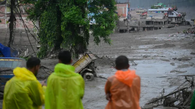 
                    Inundações no Nepal e no Tibete matam 160, e há quase 500 desaparecidos
                