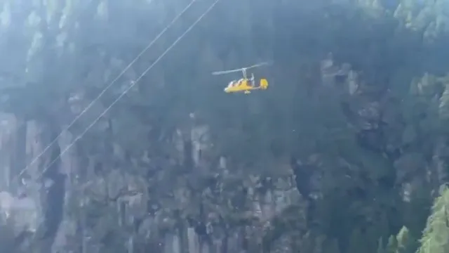 
                    Helicóptero atinge cabos de teleférico, explode no ar e mata dois; vídeo
                