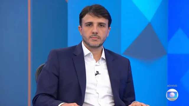 
                    Renan Santos defende bomba atômica na Globo e vira alvo de memes na web
                