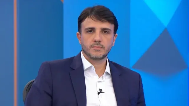 
                    Renan Santos diz que é contra privatização da Petrobras e Embrapa, mas não dos Correios
                