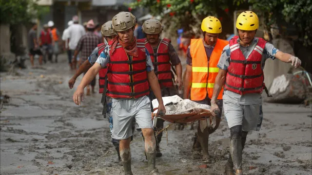 
                    Equipes resgatam 350 pessoas presas em túnel no Nepal após inundações
                