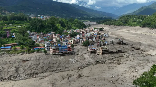 
                    Sobe para 472 número de mortos devido à enxurrada na fronteira Nepal-Tibete
                