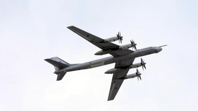 
                    Ucrânia diz ter atingido bombardeiro nuclear em base na Rússia
                