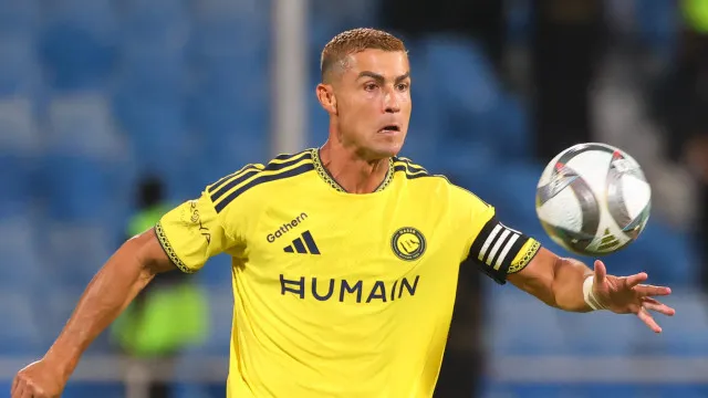 
                    Chateado? CR7 rebate críticas e lidera festa na vitória do Al Nassr
                