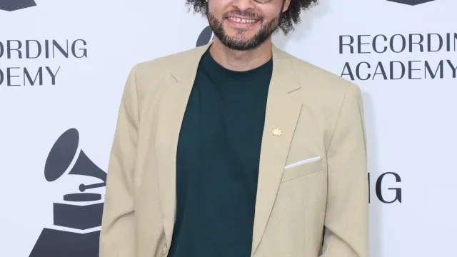 
                    Vencedor do Grammy Latino é detido pelo ICE após voltar de show em Nova York
                
