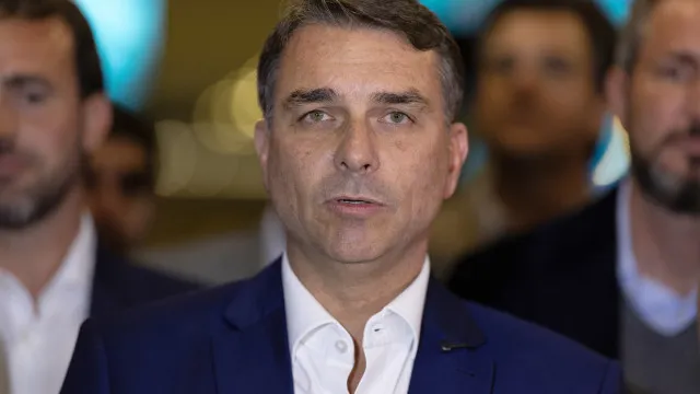 
                    Flávio Bolsonaro promete conceder anistia ao pai. Julgamento foi 