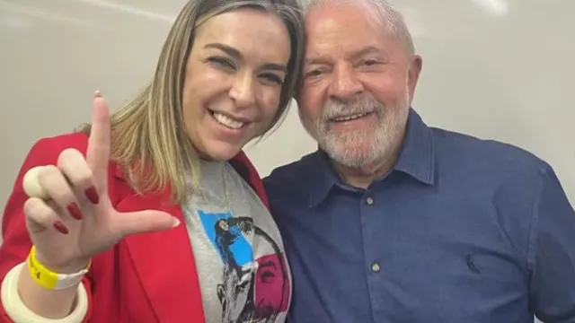 
                    Lula diz que foto com empresária não indica relação
                
