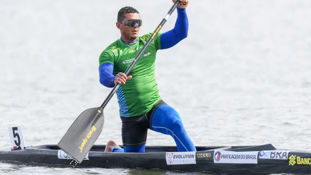 
                    Isaquias Queiroz conquista o ouro no C1 500m no Mundial de Canoagem
                