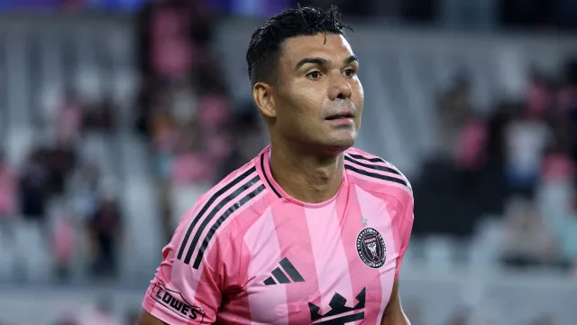 
                    Casemiro marca pela primeira vez no Inter Miami em noite de quatro gols de Messi
                