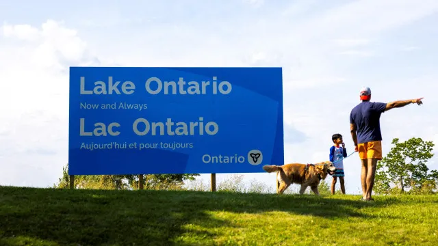 
                    Canadá inaugura cartaz gigante no Lago Ontário; Trump rebate
                