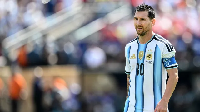 
                    Carreira de Messi com a Argentina começou com equívoco e terminou em glória
                