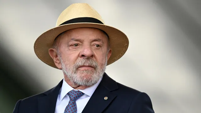 
                    Lula recebe auxiliares para reunião de emergência no Palácio da Alvorada
                