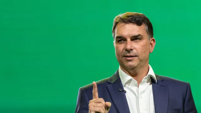
                    Alcolumbre cita dinheiro para 'Dark Horse' para responder à pressão por impeachment de Moraes
                