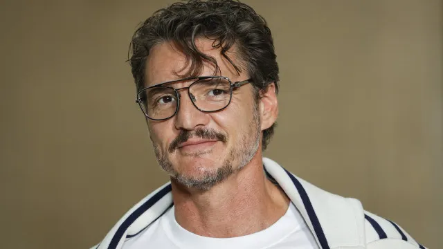 
                    Pedro Pascal aparece com camiseta de Lula em foto publicada por cineasta brasileira
                