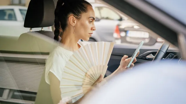 
                    Celular muito quente no carro? Veja 7 formas de evitar
                