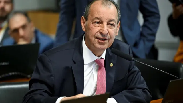 
                    Omar Aziz (PSD) tem 51%, ante 37% de Maria do Carmo (PL) no Amazonas, mostra Quaest
                