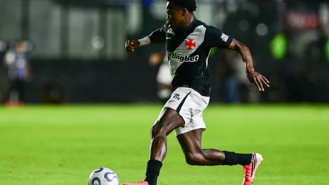 
                    Vasco brilha no 2º tempo, derruba o Vitória e vai encarar Palmeiras na semi
                