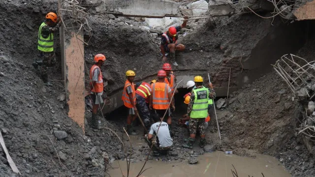 
                    Vídeo: dois trabalhadores são resgatados com vida em túnel no Nepal
                