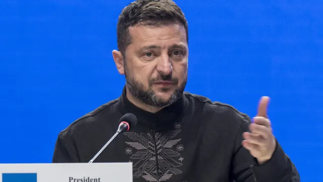 
                    Volodymyr Zelensky ordena suspensão dos ataques contra a Rússia
                