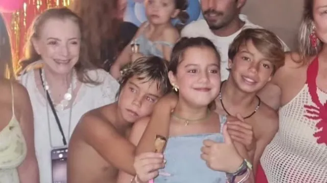 
                    Luana Piovani, Scooby e Cintia Dicker são flagrados juntos em aniversário
                