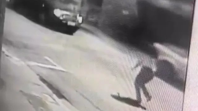 
                    Adolescente foge de sequestro ao saltar de carro em movimento; vídeo
                