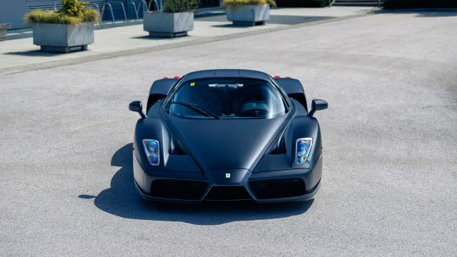 
                    Ferrari Enzo único no mundo vai a leilão após passar por família real
                