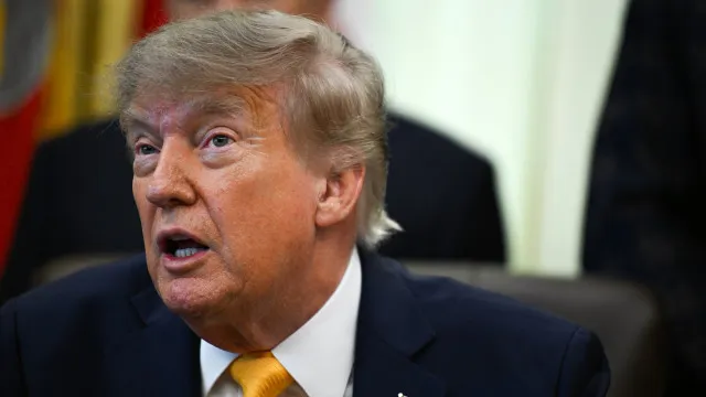 
                    Trump pede fim da guerra a Putin, que diz não ter 