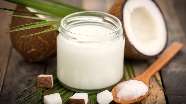 
                    12 formas de usar óleo de coco em casa (sem ser para cozinhar)
                