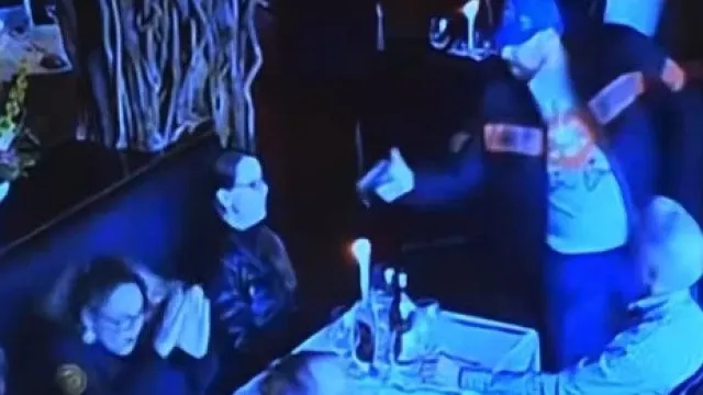 
                    Homem invade restaurante e tentar matar ex; funcionários impediram crime
                