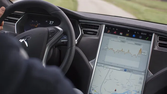 Homem perseguiu ex através do sistema informático do seu Tesla