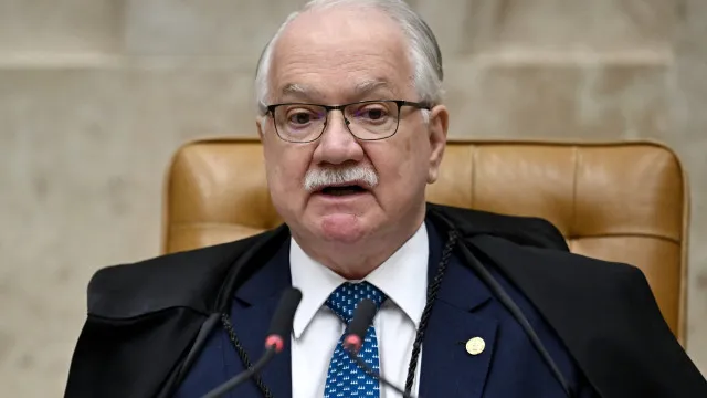 
                    Fachin nega pedido de Gilmar e mantém apenas investigação contra Moraes na pauta do STF
                
