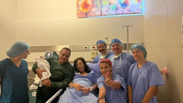 
                    Grega de 54 anos dá à luz menina a partir de embrião congelado há 22 anos
                