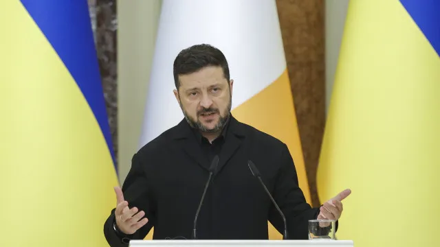 
                    Zelensky anuncia novo apoio do Canadá para a defesa aérea
                