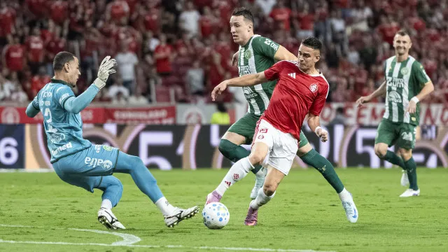 
                    Sob enorme pressão, Internacional visita a Chapecoense em duelo direto no Z-4 do Brasileirão
                