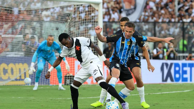 Ameaçados pelo rebaixamento, Grêmio e Vasco fazem confronto direto pelo Brasileirão