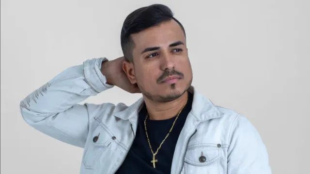 
                    Cantor sertanejo morre após sofrer grave acidente de carro em SP
                
