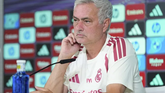 
                    Mourinho ironiza Barça e Atlético e pede folga à imprensa
                