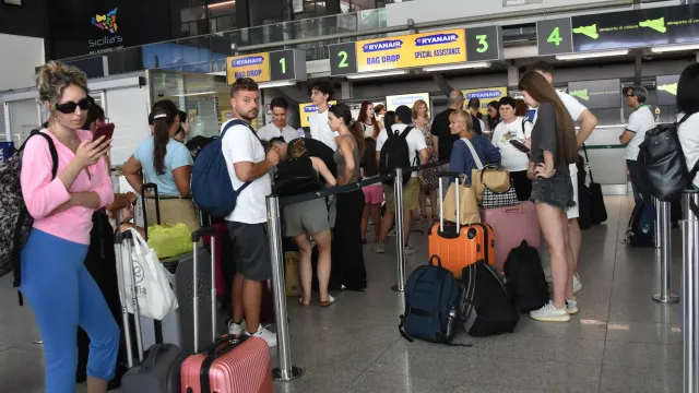 
                    Vulcão Etna entra em atividade e aeroporto de Catânia suspende chegadas
                