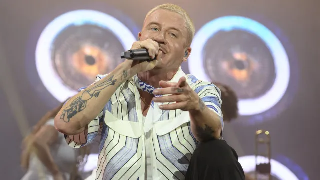 
                    Macklemore é afastado de turnê de Ed Sheeran após ato pró-Palestina em show
                