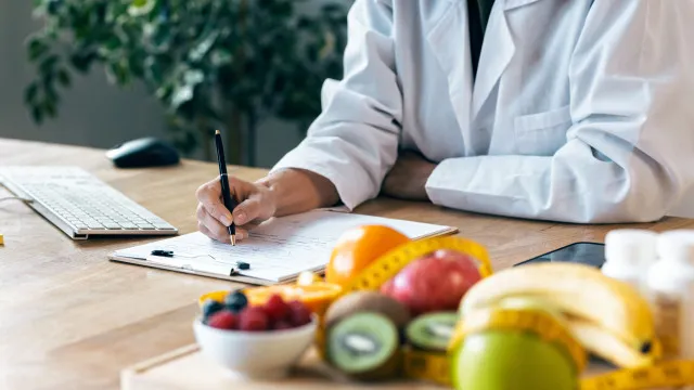 
                    Como comer mais fibras: hábito simples com frutas pode ajudar
                