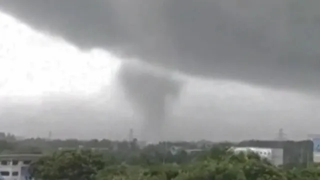 
                    Durante forte tempestade, tornado atinge escola no sul da China; veja!
                