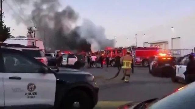 
                    Helicóptero da NBC cai durante cobertura em Los Angeles e mata três
                
