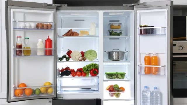 
                    5 alimentos que nunca deve guardar na porta da geladeira
                