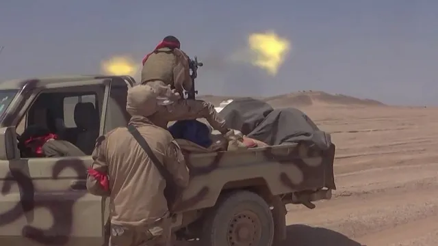
                    Sauditas bombardeiam o Iêmen; houthis atacam porto no mar Vermelho
                