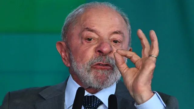 
                    Lula diz a pastores que não fará campanha nas igrejas por respeito à fé
                