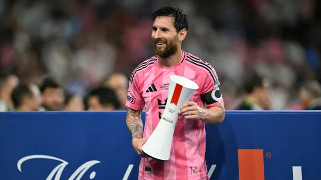 
                    Messi decide título aos 39 e ganha campanha por outra nova Bola de Ouro
                