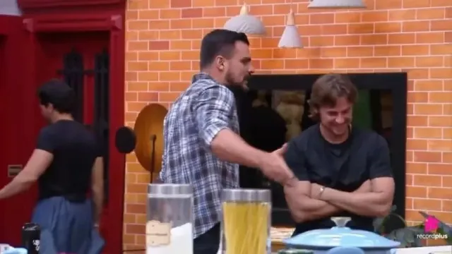 
                    'Você é um macho escroto', diz René Thirstan para Daniel Erthal, em A Fazenda 18
                